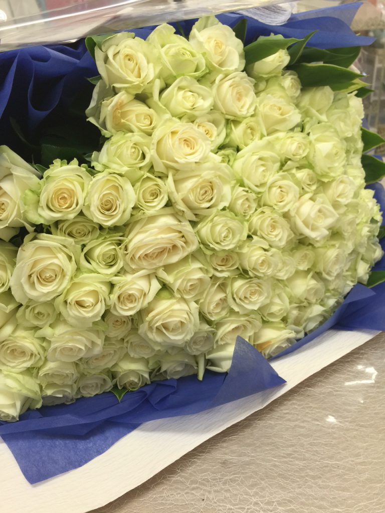 白いバラ108本の花束