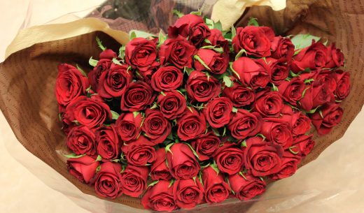 モダンウッド|プロポーズ赤バラ花束を花材追加でブーケ風にアレンジ|持ち込み時