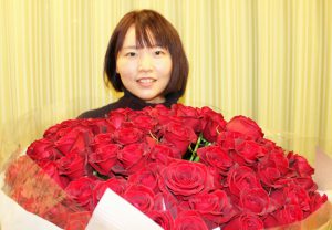 ロマンティックホワイト｜１０８本のプロポーズでもらった花束を押し花で残します｜お客様と赤バラ