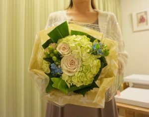 フラワーアレンジメント花束の注文｜カジュアルな結婚披露パーティーのブーケ