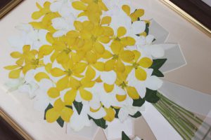 ブラウンフレーム黄色と白色のランだけの花束を押し花で見事に再現しました。アップ