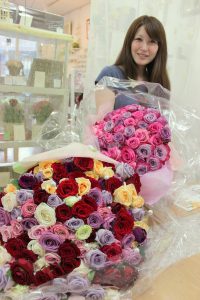 レクタンギュラーキューブホワイトボックス｜立体保存結婚式当日にもう一度プロポーズ　幸せな花束保存加工お客様紹介｜お客様とたくさんの薔薇