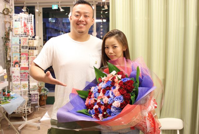 カラフルな99本のバラの花束は、アメリカンカラーでとっても可愛い仕上がりに|持ち込み時