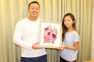 カラフルな９９本のバラの花束は、アメリカンカラーでとっても可愛い仕上がりに｜受取時