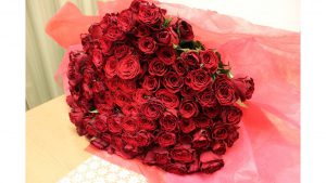 赤バラ108本☆プロポーズの花束を押し花と立体２つのフレームご注文が増えています☆｜持ち込み時