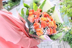 花束の注文オレンジ薔薇の花束プロポーズ