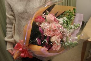 花束の注文発表会で女性の先生へ